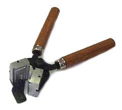 Manual can sealer with wooden handles