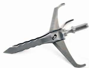 Broadhead arrowhead for hunting with sharp blades