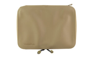 Beige minimalist laptop sleeve with zipper closure